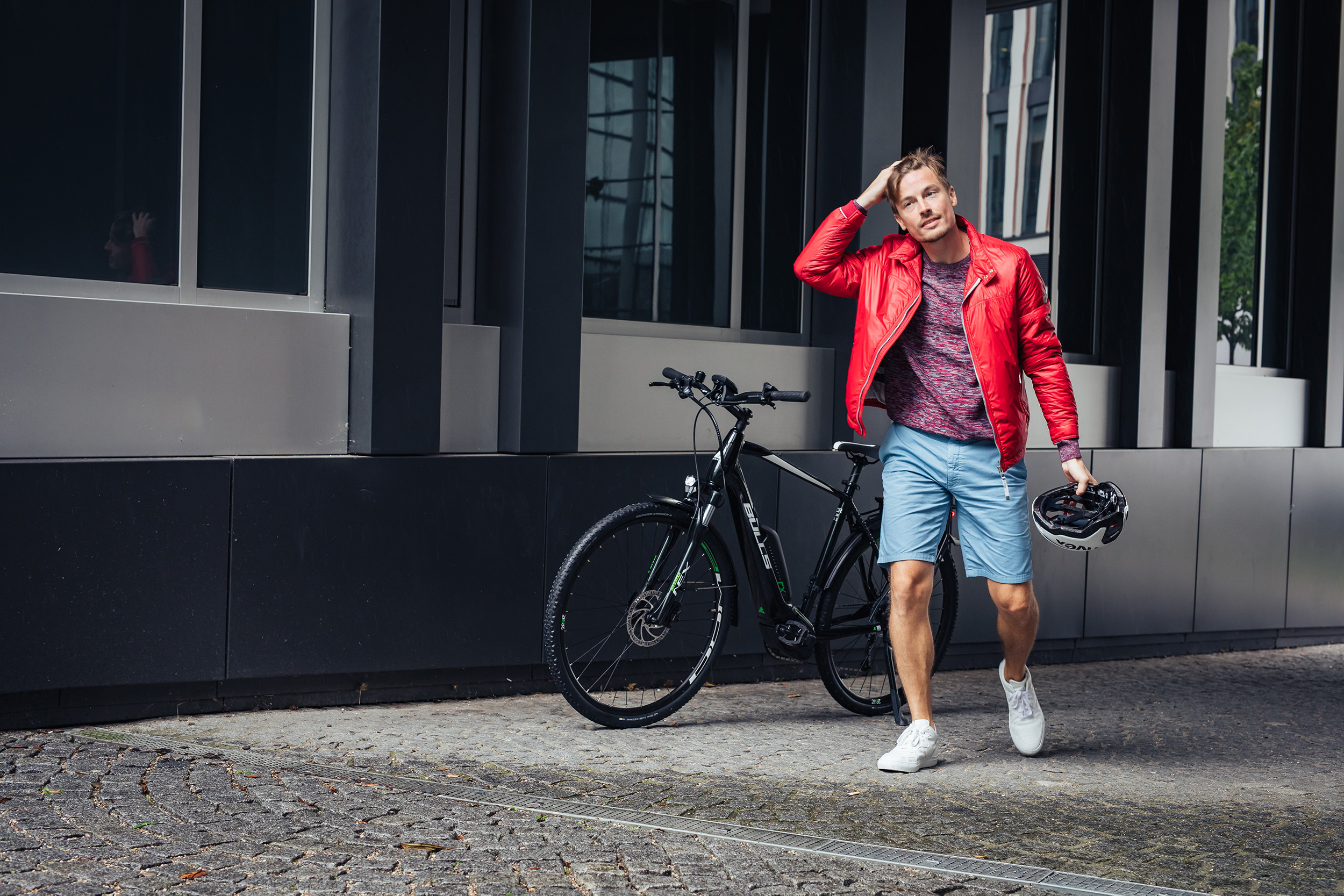 service_bike-leasing_mann_vor_gebäude_2020